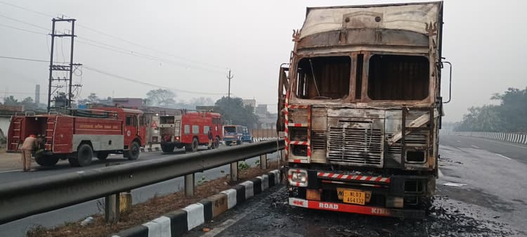 Dhanbad News: कंटेनर में लगी आग, लाखों के सामान जले, चालक-खलासी ने कूद कर बचायी जान