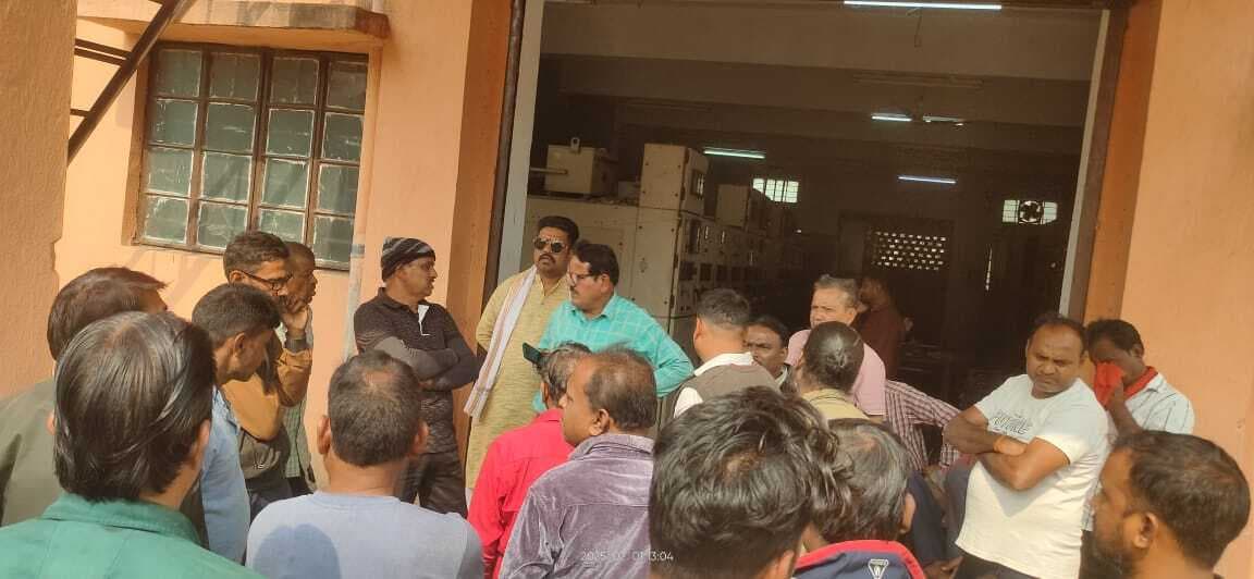 Dhanbad News: पाइप क्षतिग्रस्त होने से चार दिनों से दर्जनों गांवों में जलापूर्ति ठप