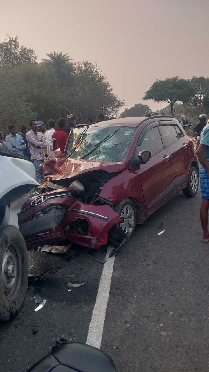 Dhanbad News:सड़क दुर्घटना में देवघर से पूजा कर लौट रहे व्यक्ति की मौत, तीन घायल