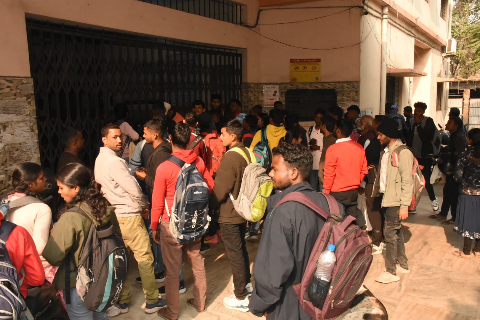 Dhanbad News : एसएनएमएमसीएच कर्मियों पर लगाया अवैध वसूली का आरोप