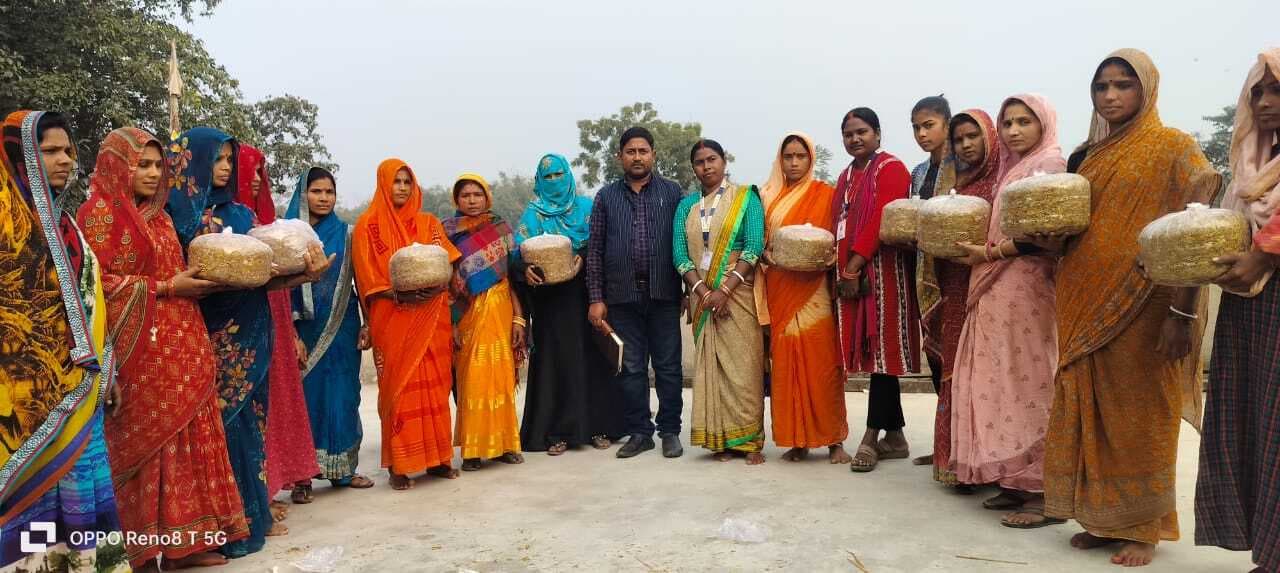 बेरोजगार महिलाओं को झोपड़ी में मशरूम खेती का दिया गया प्रशिक्षण