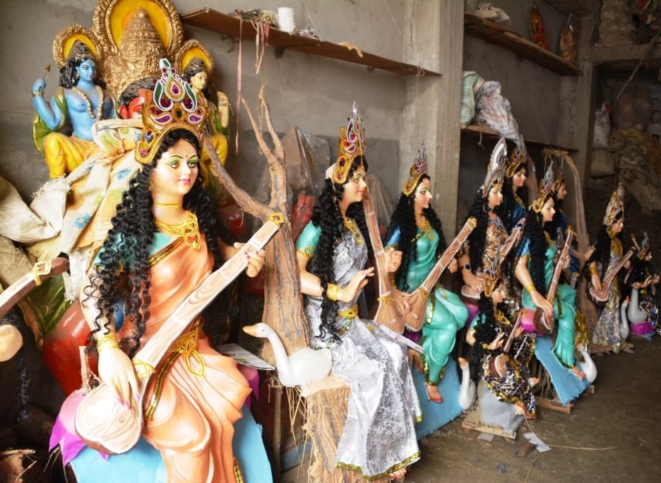 सरस्वती पूजा को ले बाजार में प्रसाद व पूजन सामग्री खरीदने को उमड़ी भीड़