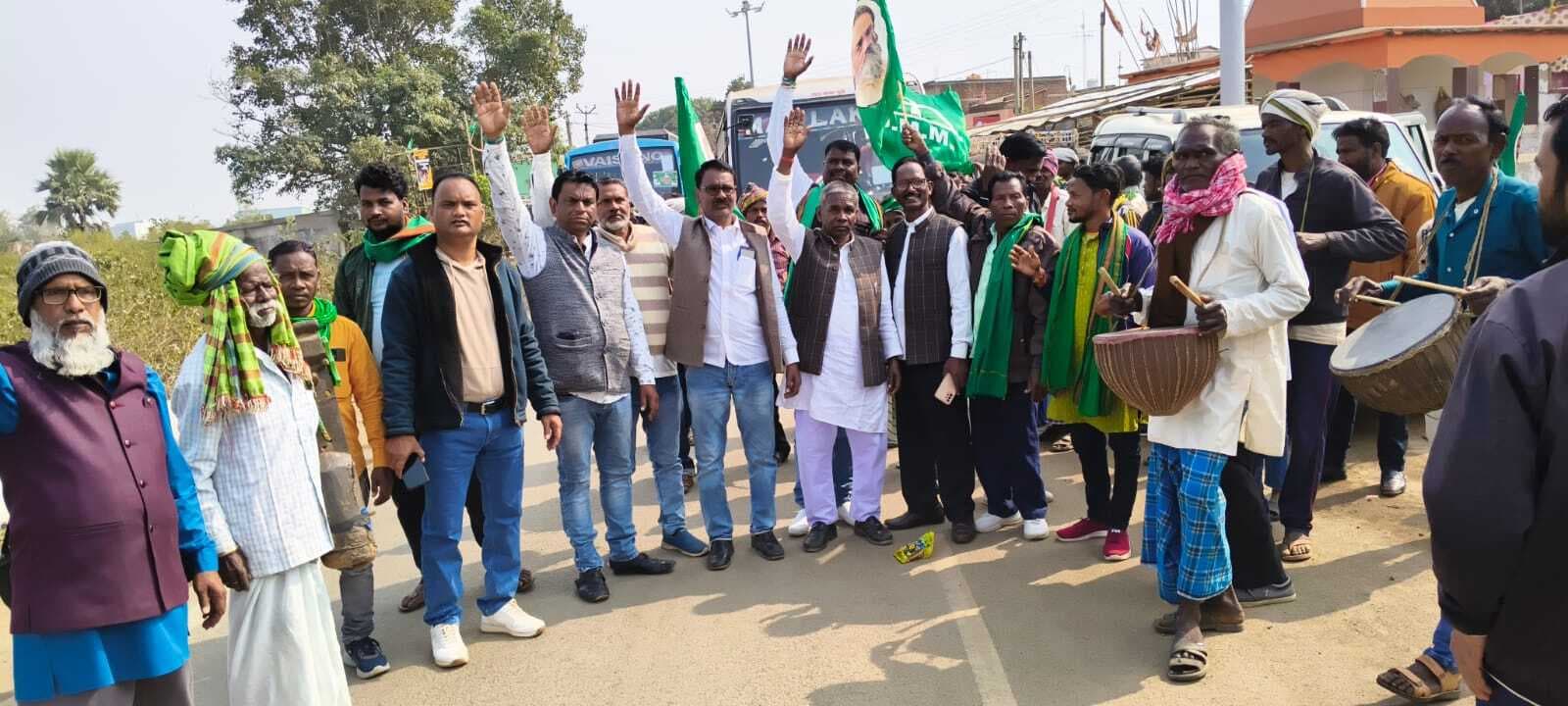 झामुमो स्थापना दिवस में शामिल हुए सैकड़ों कार्यकर्ता