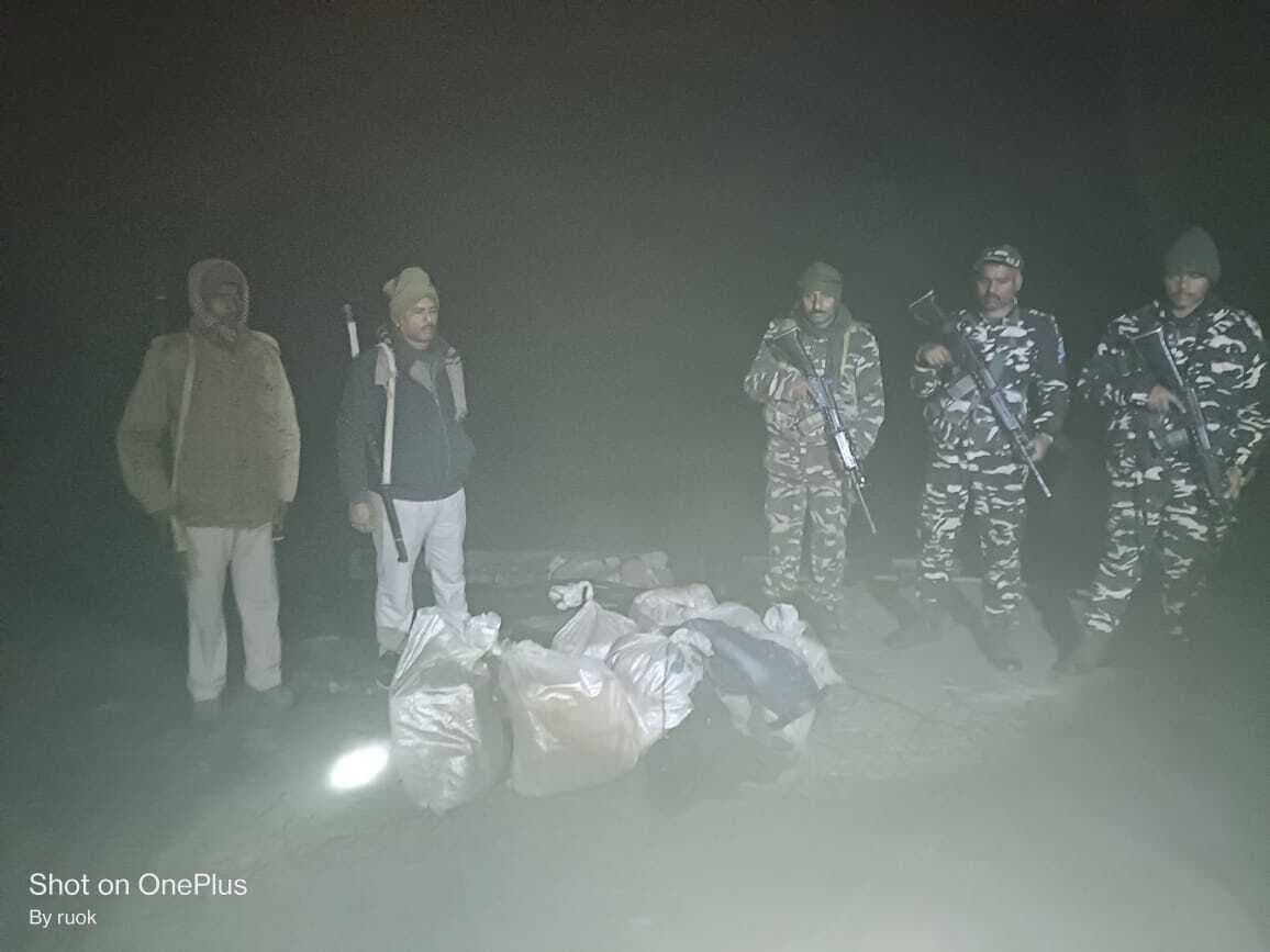 720 बोतल नेपाल शराब बरामद, नाव जब्त, तस्कर फरार