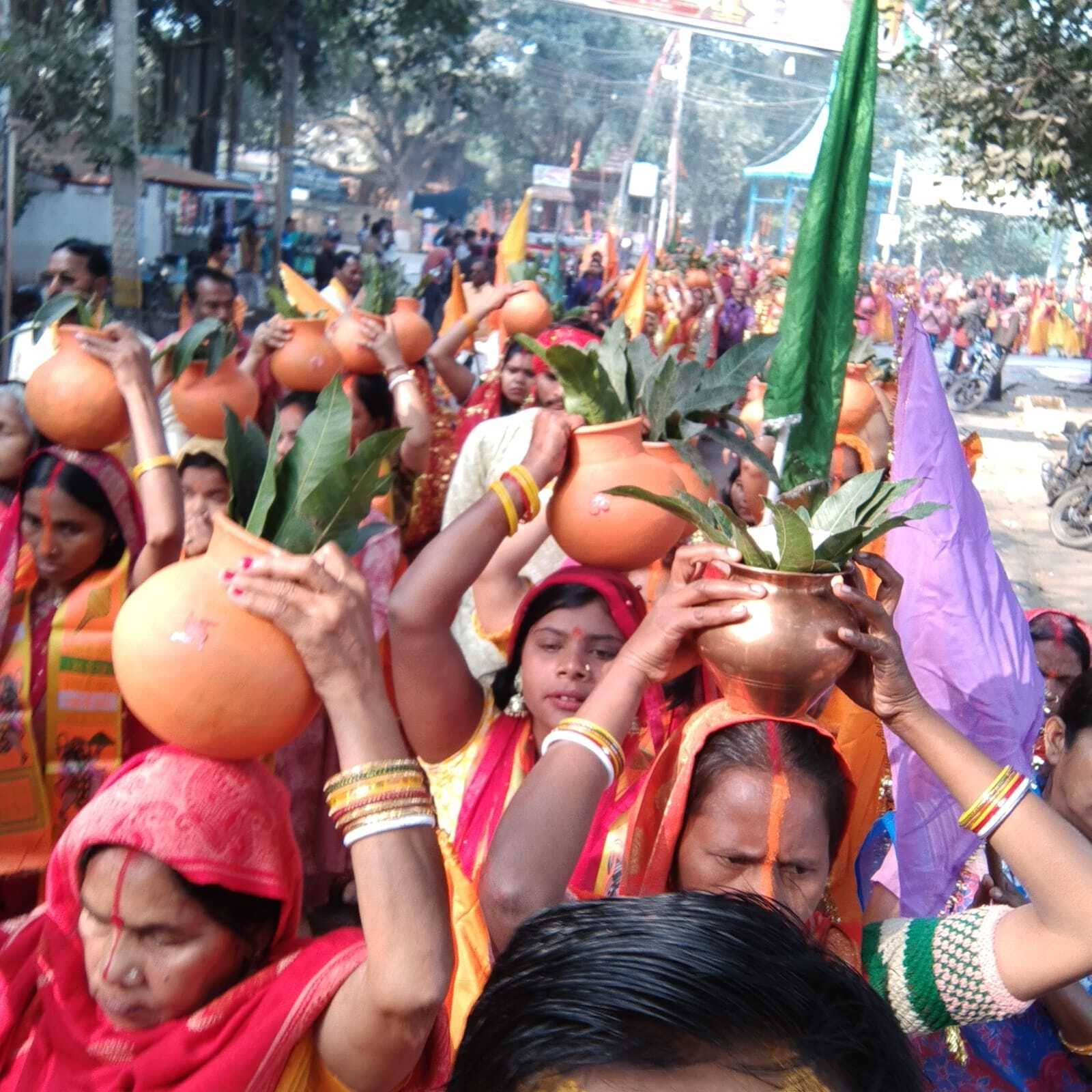 श्रीराम अमृतमयी नवाह कथा को लेकर निकली भव्य कलश शोभायात्रा