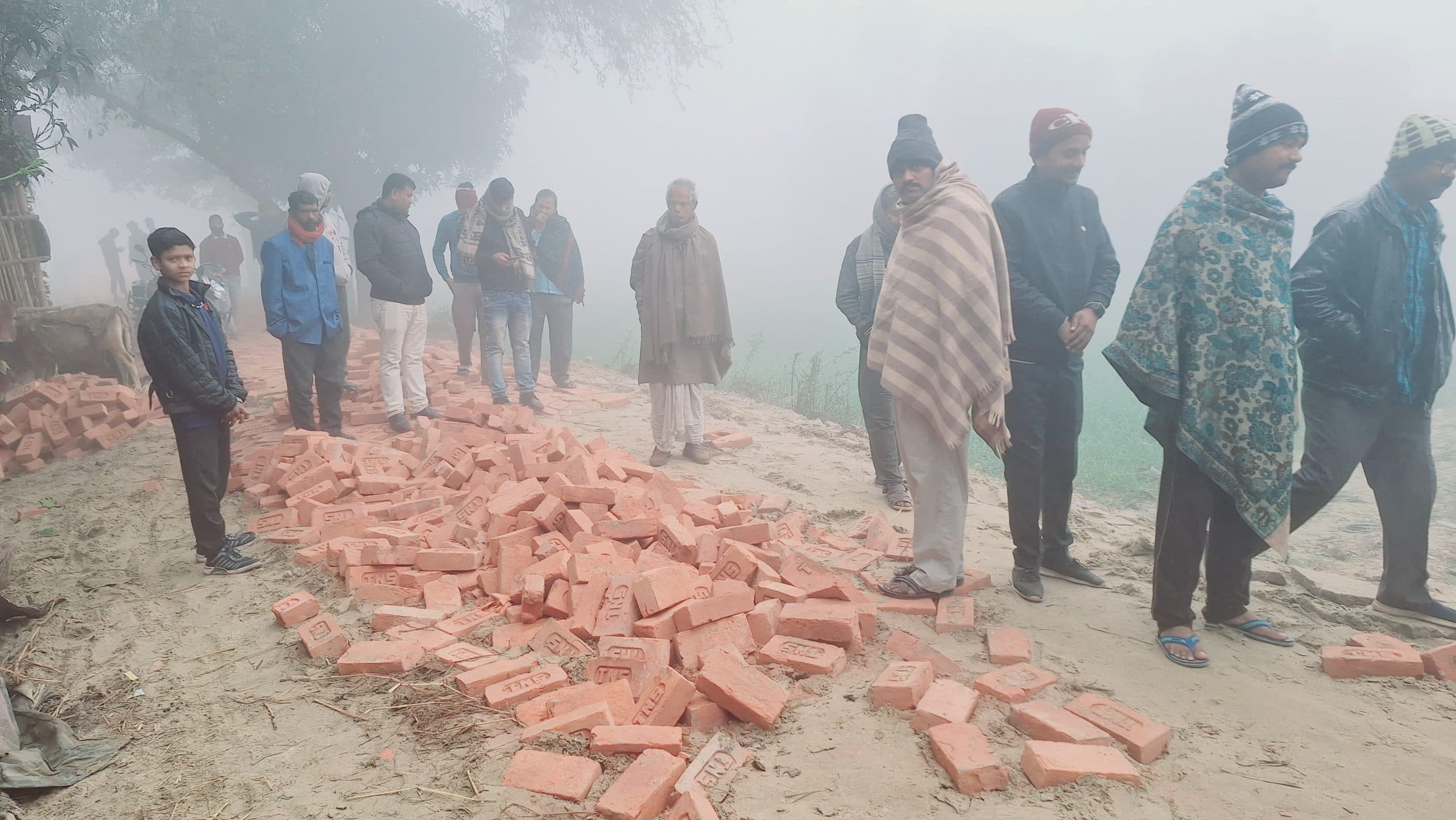 सड़क निर्माण में धांधली का ग्रामीणों ने लगाया आरोप