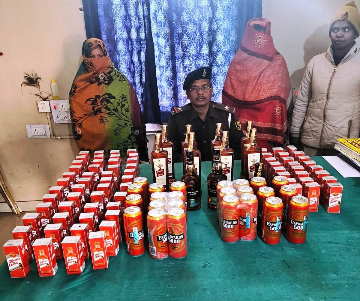 विदेशी शराब के साथ दो महिला तस्कर को रेल पुलिस ने किया गिरफ्तार