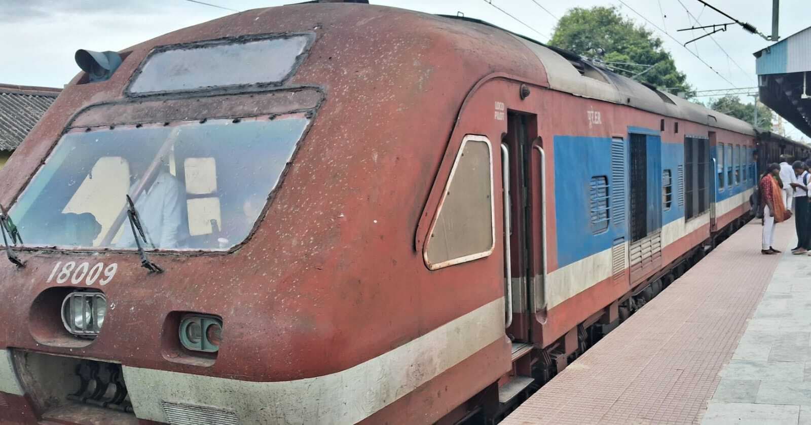 नहीं थम रहा जमालपुर-तिलरथ व खगड़िया रेलखंड पर ट्रेनों का विलंब परिचालन