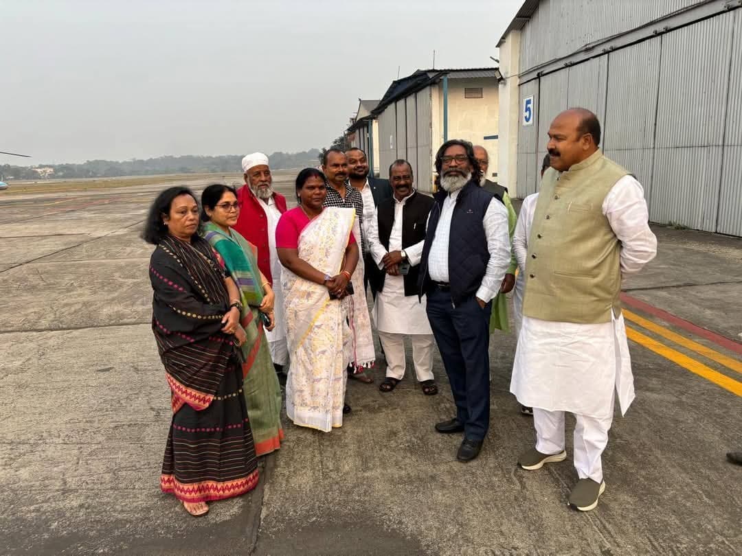Jamshedpur news. नगरागमन पर सोनारी एयरपोर्ट पर मुख्यमंत्री हेमंत सोरेन का स्वागत किया