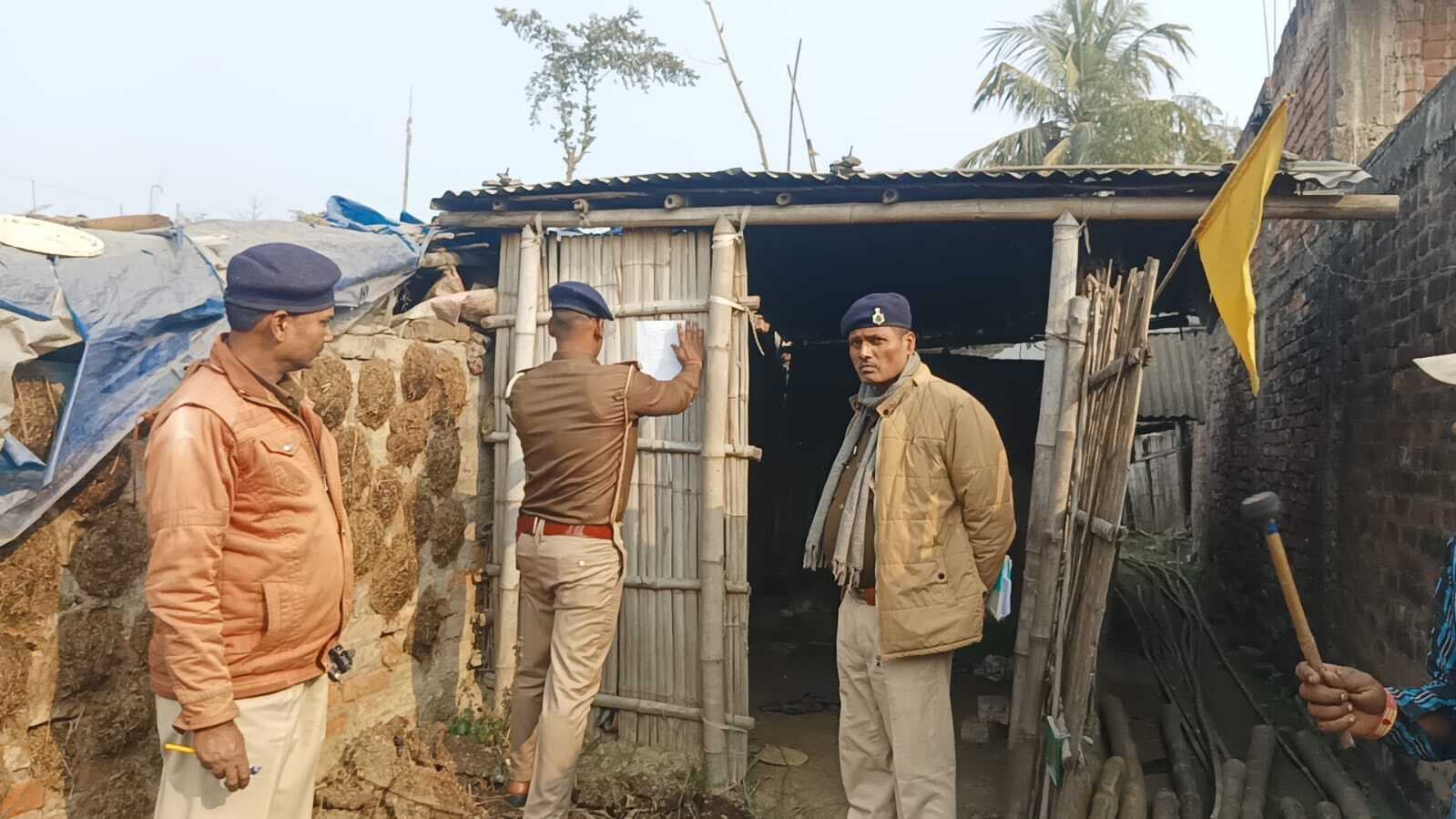 हत्याकांड के फरारी आरोपित के घर पुलिस ने चिपकाए इश्तिहार, दी आत्मसमर्पण की चेतावनी