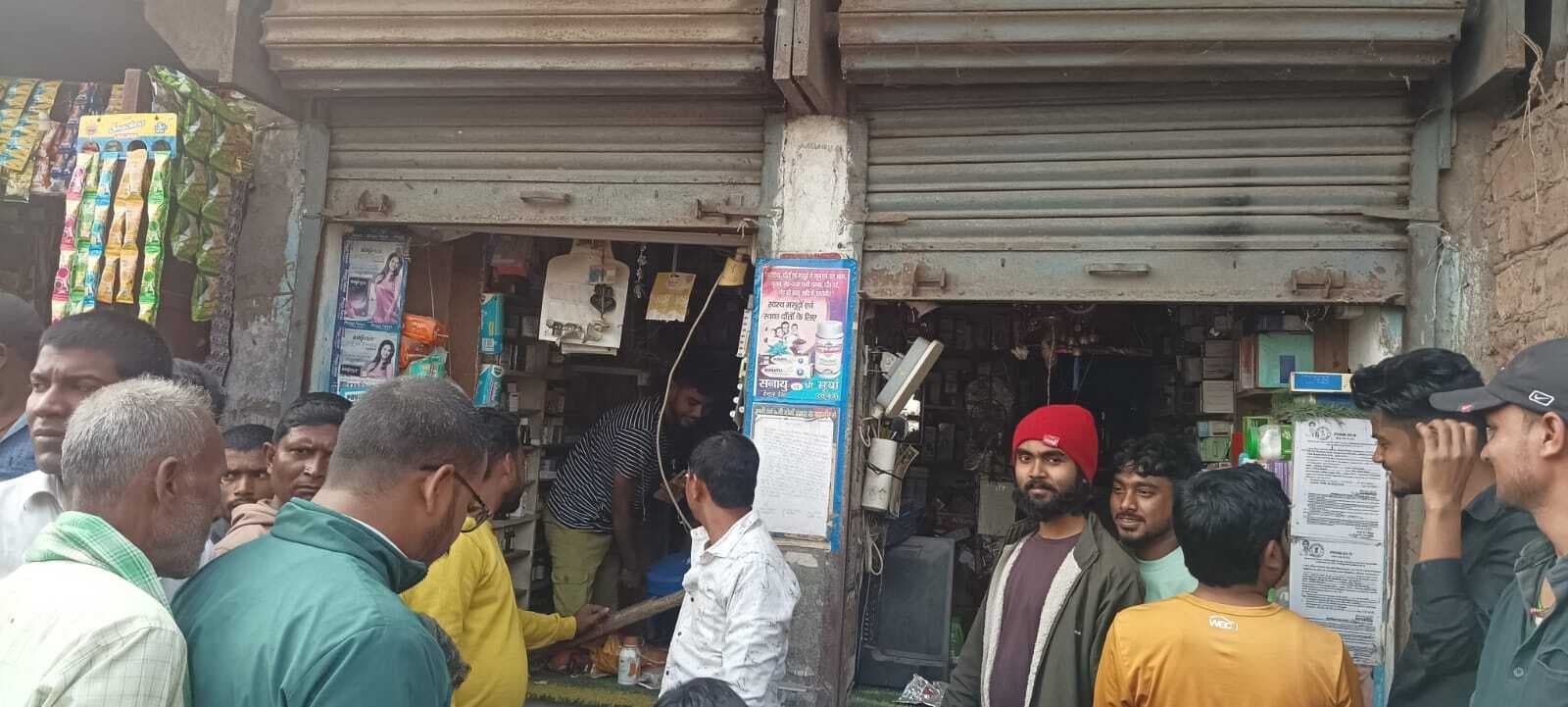 बेलदौर बाजार स्थित सील किए गए मेडिकल दुकान का दंडाधिकारी की मौजूदगी में मेडिकल टीम ने ताला खोला