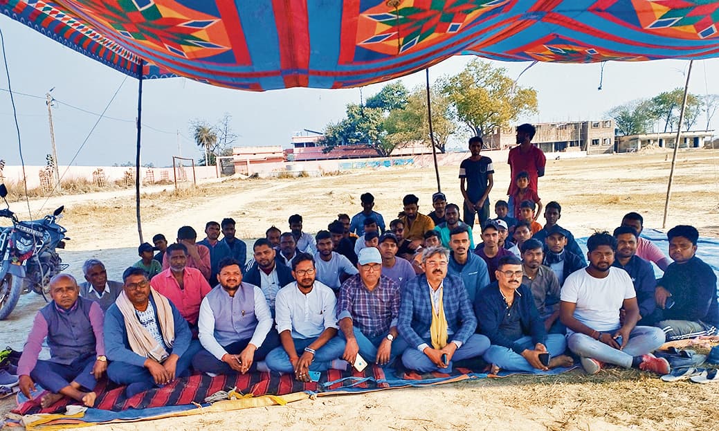 जंदाहा में स्कूल के खेल मैदान को पंचायत सरकार भवन के लिए चिह्नित किये जाने के विरोध में ग्रामीणों ने दिया धरना