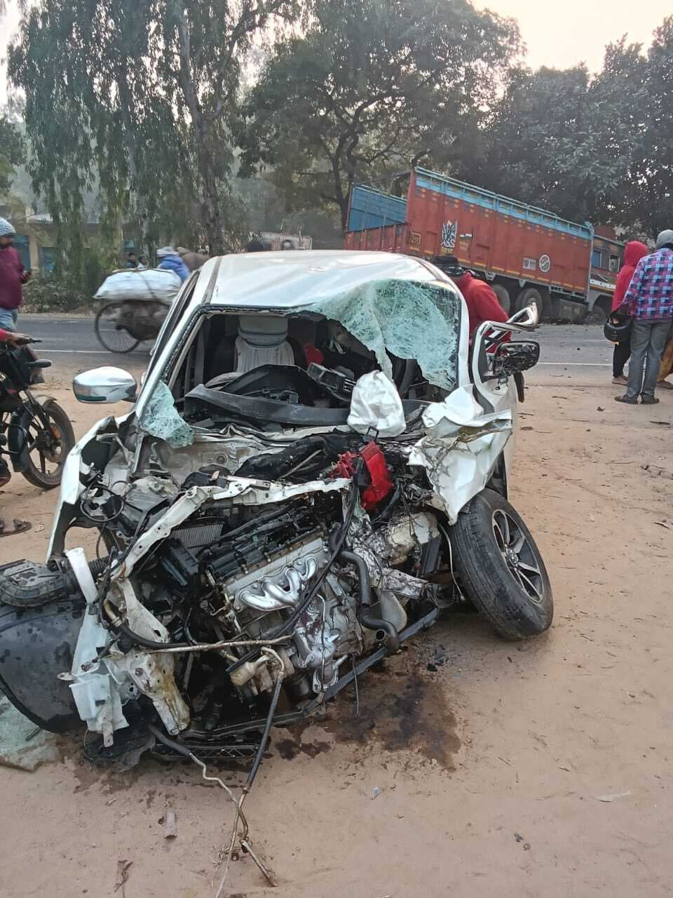 Giridih News: गया से पूजा करने देवघर जा रही कार को ट्रक ने मारा धक्का, चार घायल