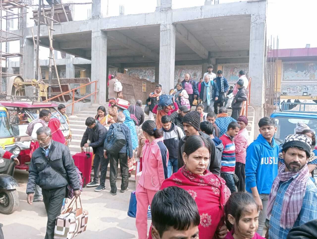 Madhubani News : 19 घंटे विलंब से पहुंची स्वतंत्रता सेनानी