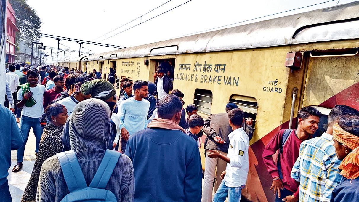 पीजी रेलखंड की ट्रेनों में भीड़ के कारण यात्रा करना हुआ मुश्किल