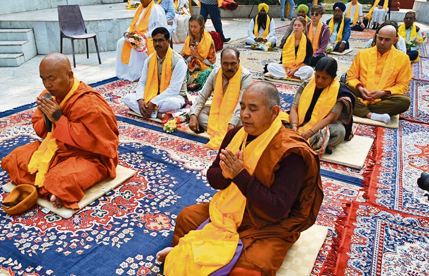 Gaya News : विश्व शांति के लिए महाबोधि मंदिर में की गयी सर्वधर्म प्रार्थना