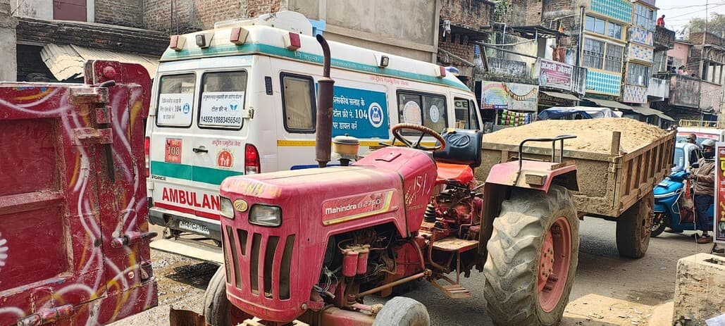 डाकघर रोड में बालू लदे ट्रैक्टर की वजह से लगा जाम