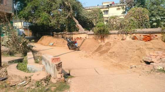 100 रुपये के चालान की आड़ में पूरे दिन किया जा रहा बालू का अवैध उठाव