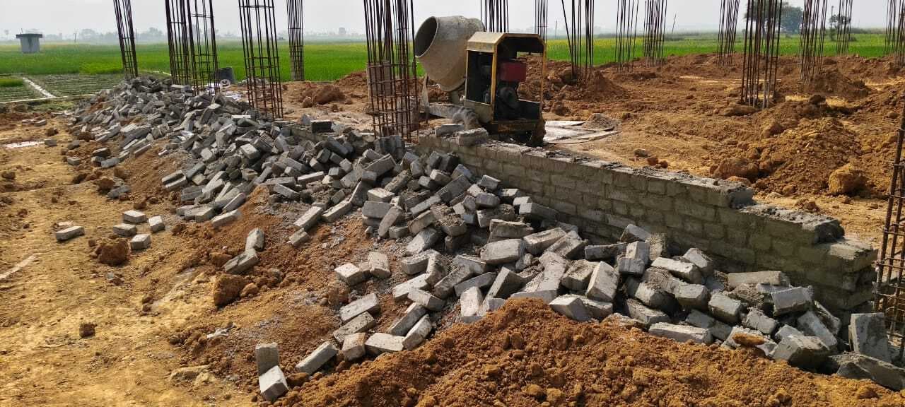 निर्माणाधीन पंचायत सरकार भवन की दीवार को अज्ञात लोगों ने तोड़ा