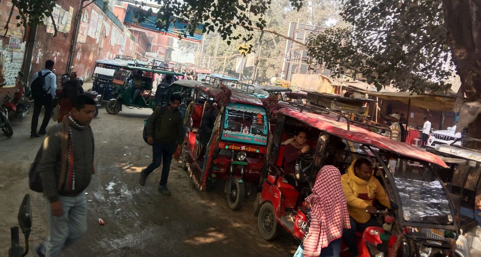 लखीसराय स्टेशन परिसर में अवैध तरीके से खड़ी की जाती है ई-रिक्शा