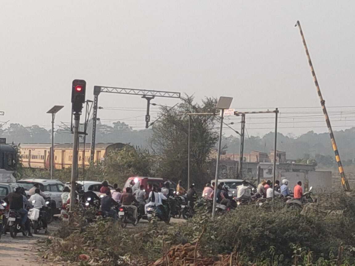 Bokaro News : गुजर रही थी ट्रेन, खुल गया रेलवे क्रॉसिंग का बंद गेट
