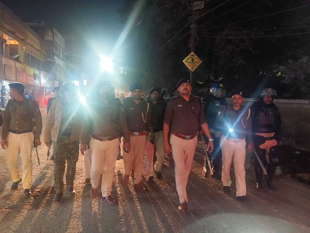 Bhagalpur news अनुमंडल पुलिस पदाधिकारी के नेतृत्व में फ्लैग मार्च निकाला