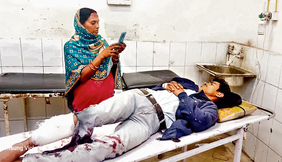 Dhanbad News : हर्ष फायरिंग में युवक के पैर में लगी गोली, जख्मी