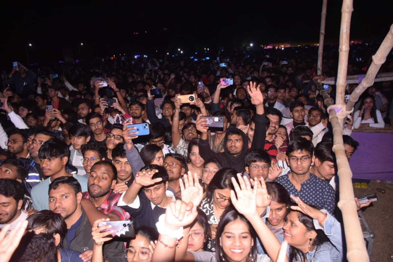 IIT ISM : सुर्ख़ वाला, सोज़ वाला, फ़ैज़ वाला लव पर झूमे टेक्नोक्रेट्स