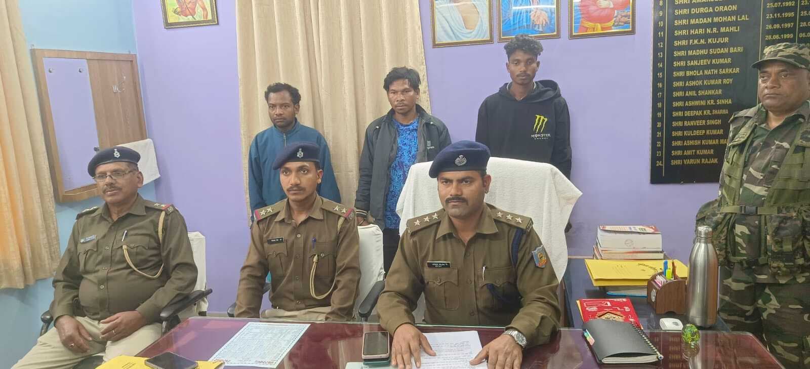 अफीम की खेती करते तीन धराये