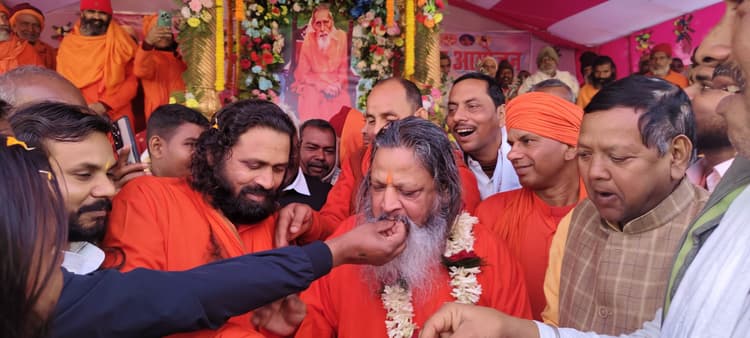 सत्संग और संत के सानिध्य में सही तरीके से जीवन जीने का ज्ञान मिलता है