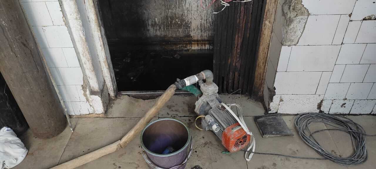 Jamshedpur news. लिफ्ट के नीचे जमा हुआ पानी, मोटर से निकाला गया