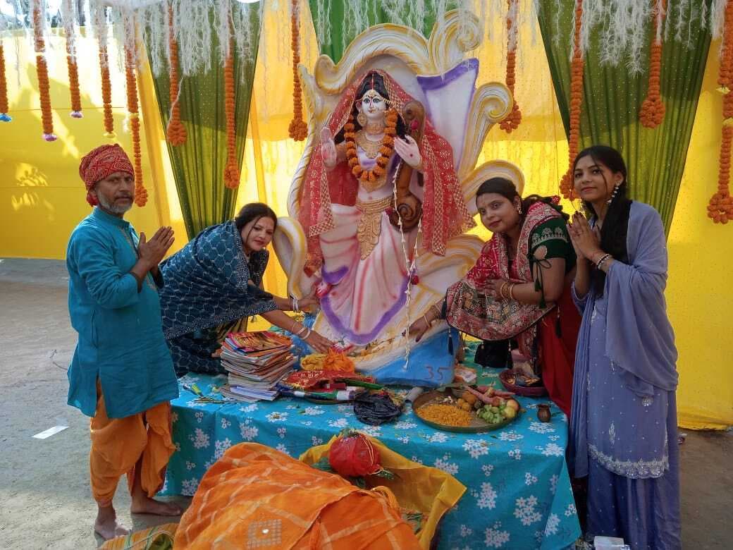 सरकारी व गैर सरकारी संस्थानों में मां शारदे की गयी पूजा