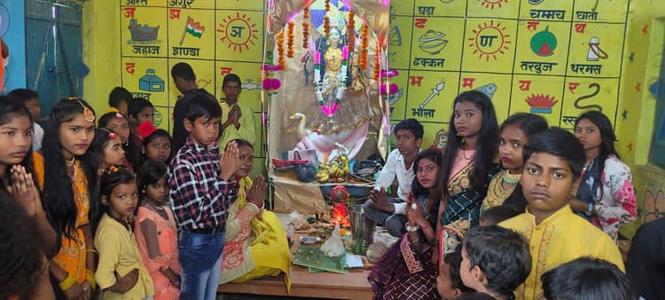 स्कूलों में छात्र-छात्राओं ने मां सरस्वती की पूजा अर्चना की