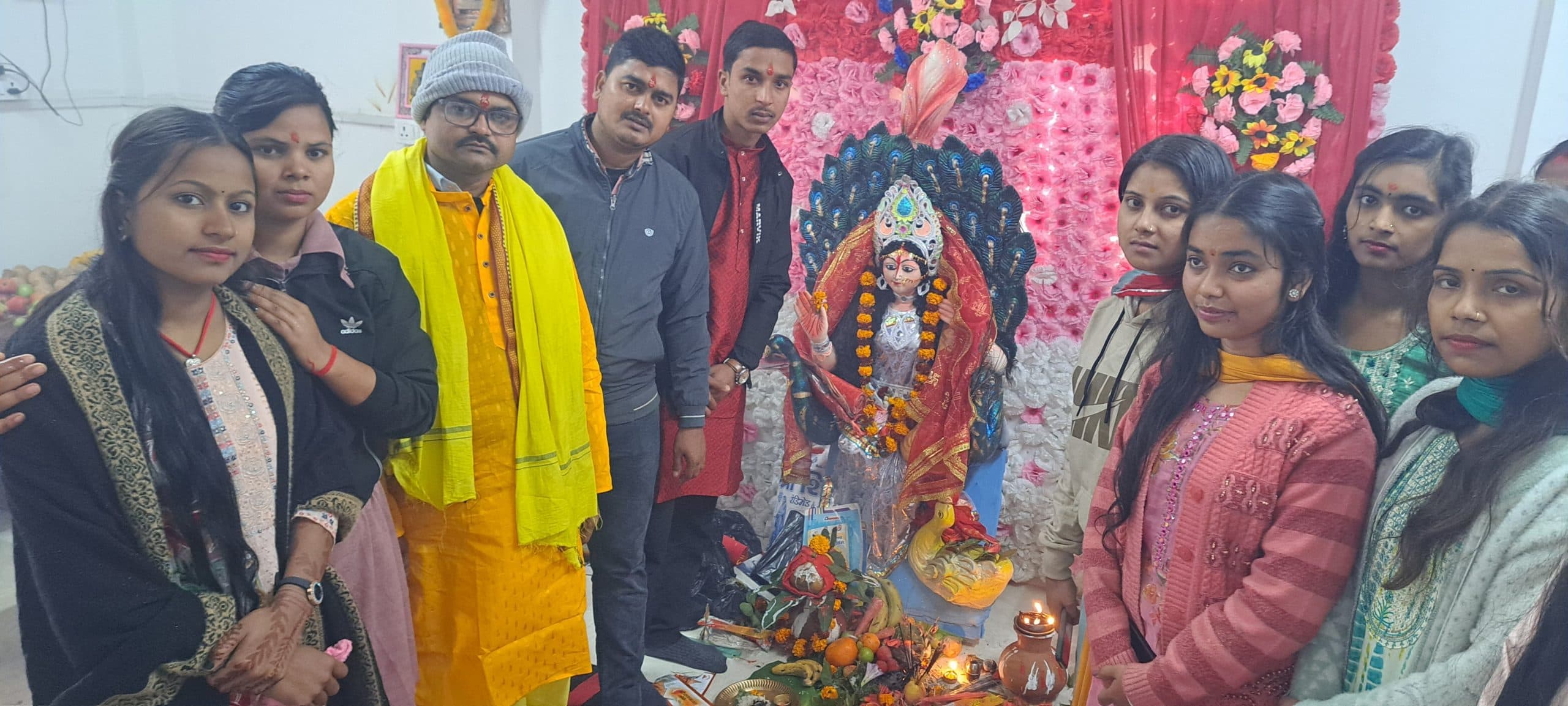 मां शारदे की अराधना कर बल, बुद्धि, विद्या का मांगा वर