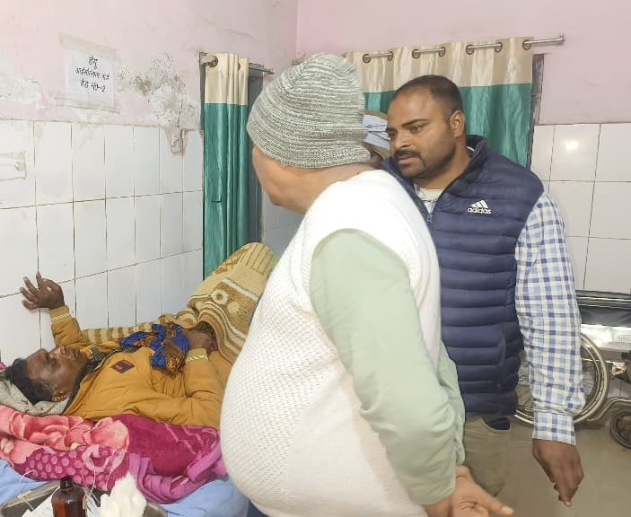 अज्ञात वाहन की टक्कर से बेलोरो सवार पांच घायल