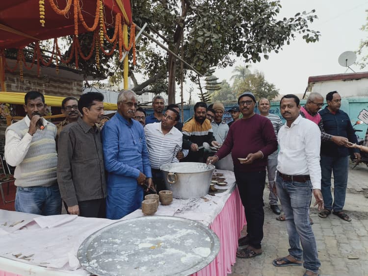 श्री श्री 108 श्री हनुमान मंदिर परिसर में अखंड अष्टयाम संकीर्त्तन के समापन के मौके पर खीर प्रसाद का वितरण