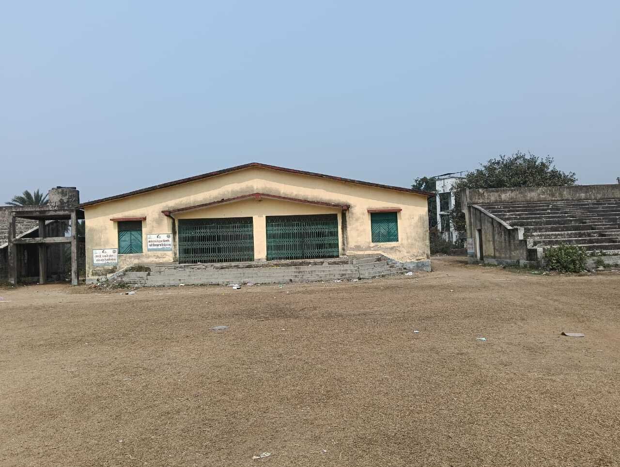 रानीश्वर स्टेडियम का गेट नहीं, असामाजिक तत्वों का लगता है जमावड़ा