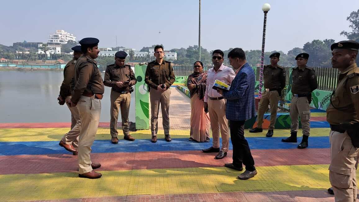 सीएम के आगमन को ले डीएम ने किया राजा-रानी तालाब व मॉडल अस्पताल का निरीक्षण