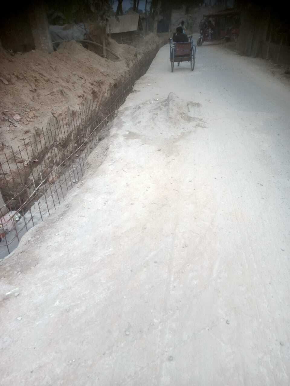 कारनामा: बिना एनओसी सडक के पास मुखिया ने बनाया नाला