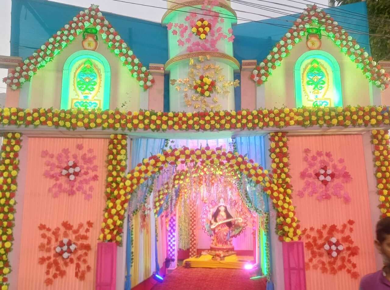 मां शारदे की आराधना में लीन हुए श्रद्धालु, पूजा पंडालों में उमड़ी भीड़