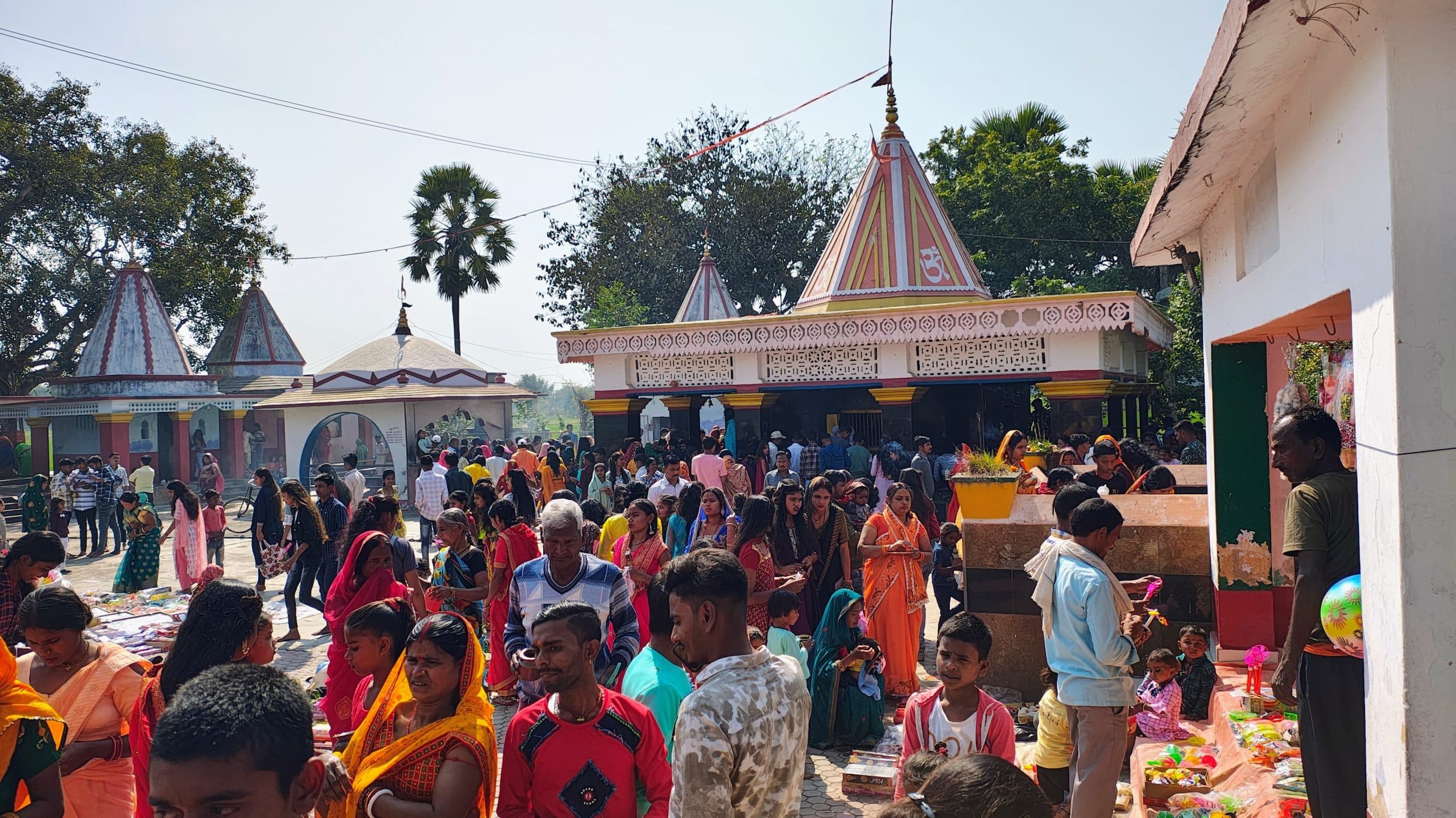 बसंत पंचमी पर पंचमुखीनाथ मंदिर में जलाभिषेक के लिए उमड़ी भीड़