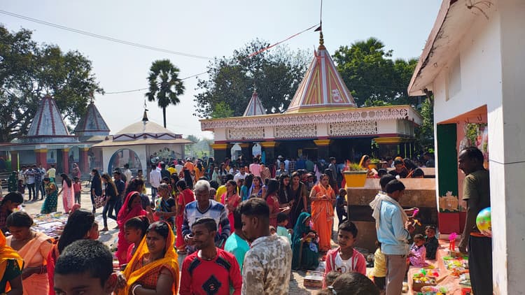 बसंत पंचमी पर पंचमुखीनाथ मंदिर में जलाभिषेक के लिए उमड़ी भीड़