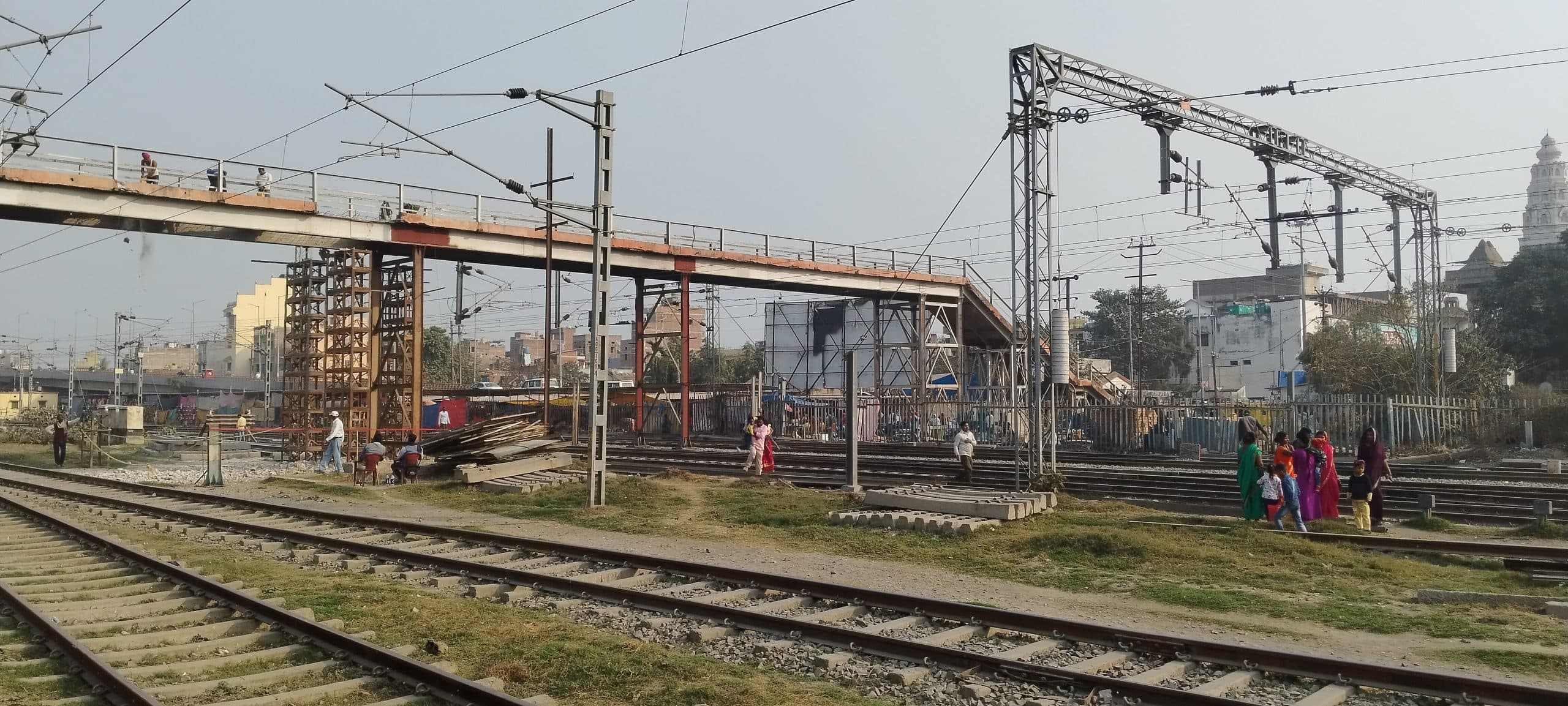 सन्हौली ढ़ाला के जर्जर फुट ओवर ब्रिज को तोड़ने का काम हुआ शुरू