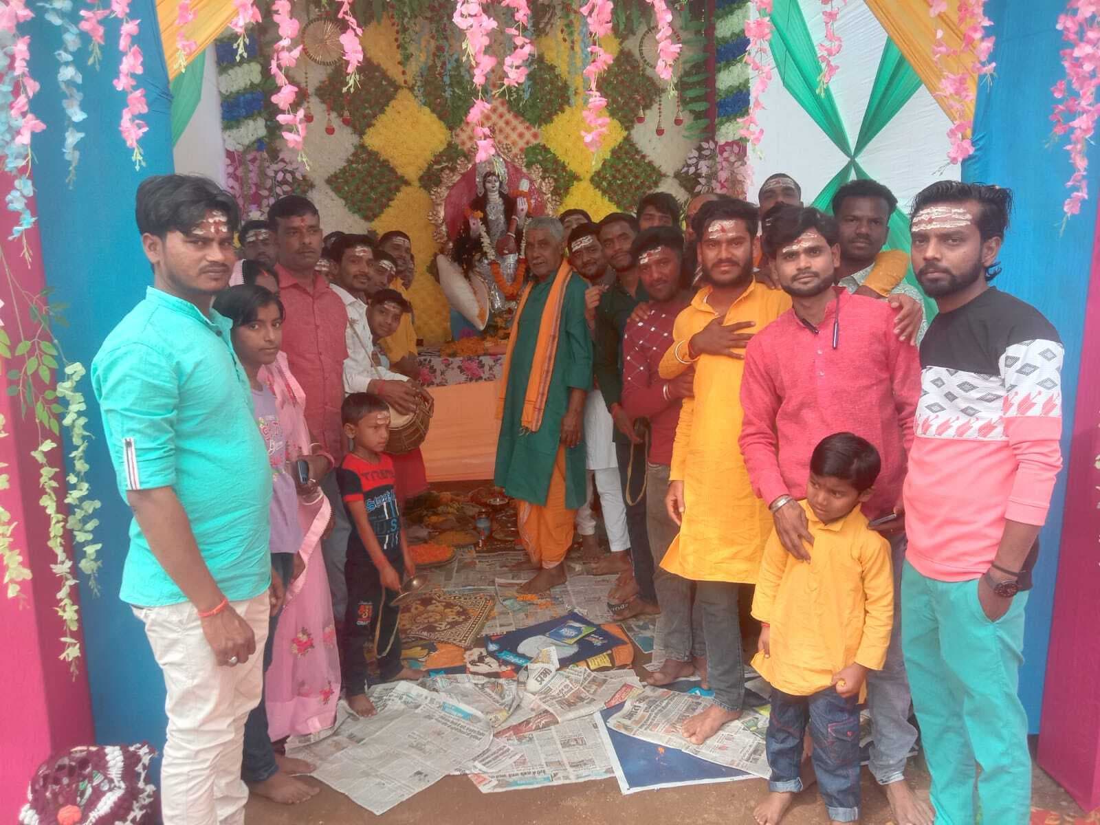 मां शारदे की गयी पूजा-अर्चना