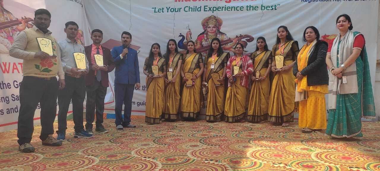 मां शारदे तू कहा वीणा बजा रही हो जैसे गाने के साथ गूंज उठे पूजा पंडाल