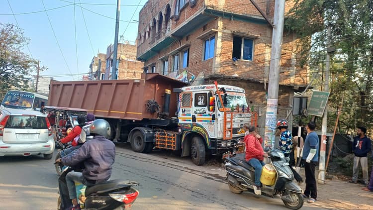 Deoghar news : बेकाबू ट्रक तीन मंजिला इमारत से टकरायी, बड़ी घटना टली