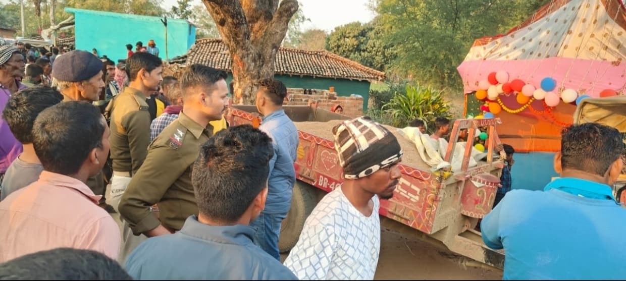 पूजा पंडाल व घर से टकराया अनियंत्रित ट्रैक्टर, बाल-बाल बचे बच्चे