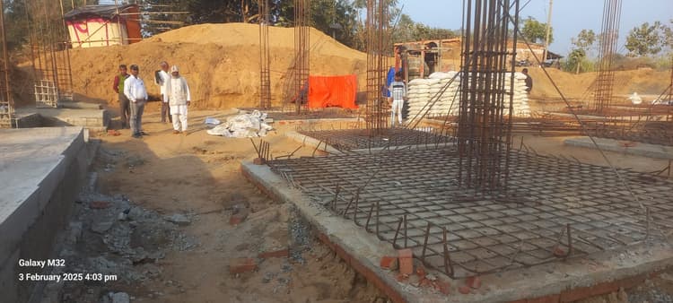 पंचायत भवन निर्माण कार्य में अनियमितता, मुखिया ने किया निरीक्षण