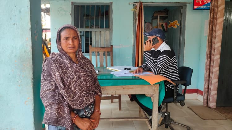 चुटिया गांव में महिला के साथ मारपीट