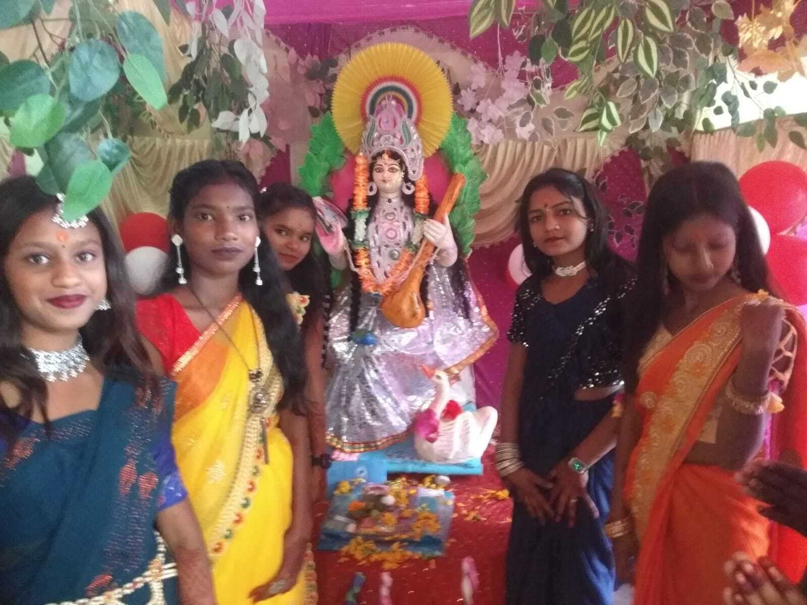 बसंत पंचमी पर बच्चों ने लिया मां सरस्वती का आशीर्वाद